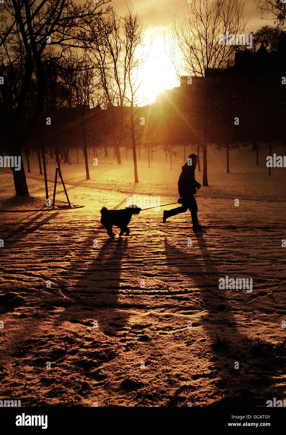 Kelvingrove Park a Glasgow dopo una notte di nevicate fresche. Foto Stock