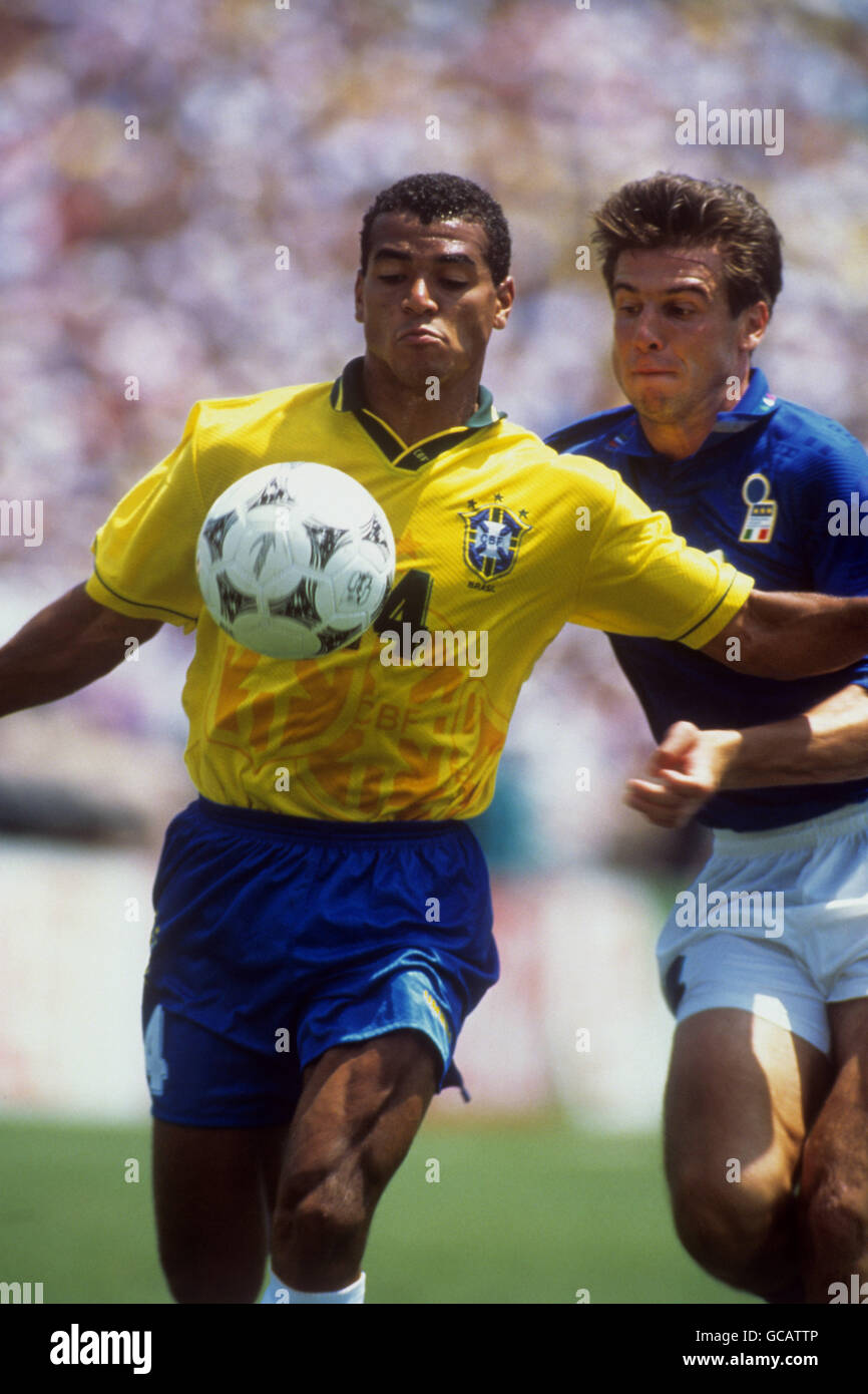 Calcio - Coppa del mondo FIFA USA 1994 - la finale - Brasile v Italia - Rose Bowl - Pasedena - Los Angeles. Il Brasile Cafu detiene l'Italia Nicola Berti Foto Stock