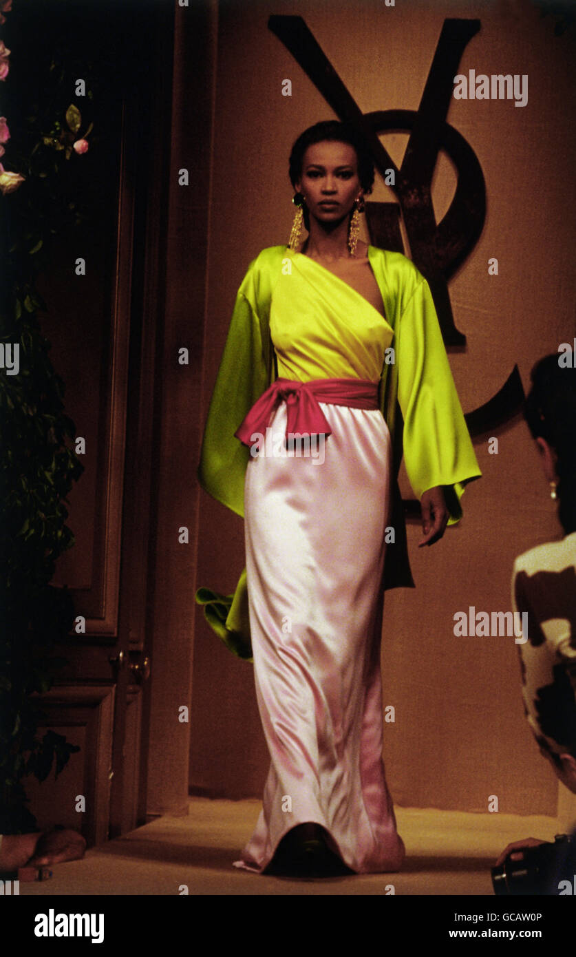 Moda, sfilata di moda, Haute Couture, Parigi, Yves Saint Laurent, collezione invernale 1992 / 1993, diritti aggiuntivi-clearences-non disponibile Foto Stock