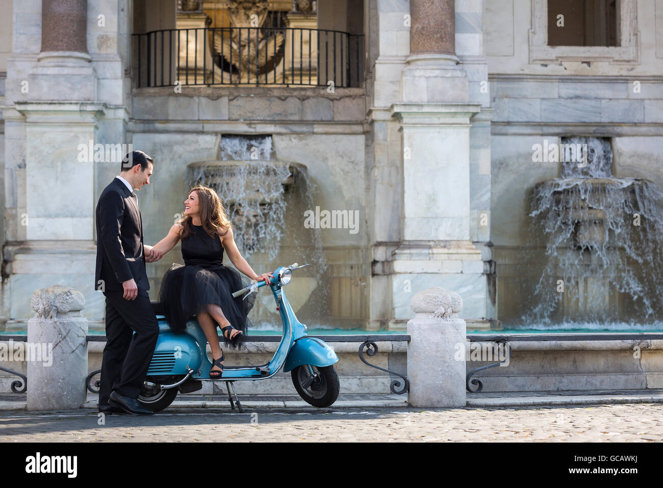 Giovane seduto su una vespa. Foto Stock