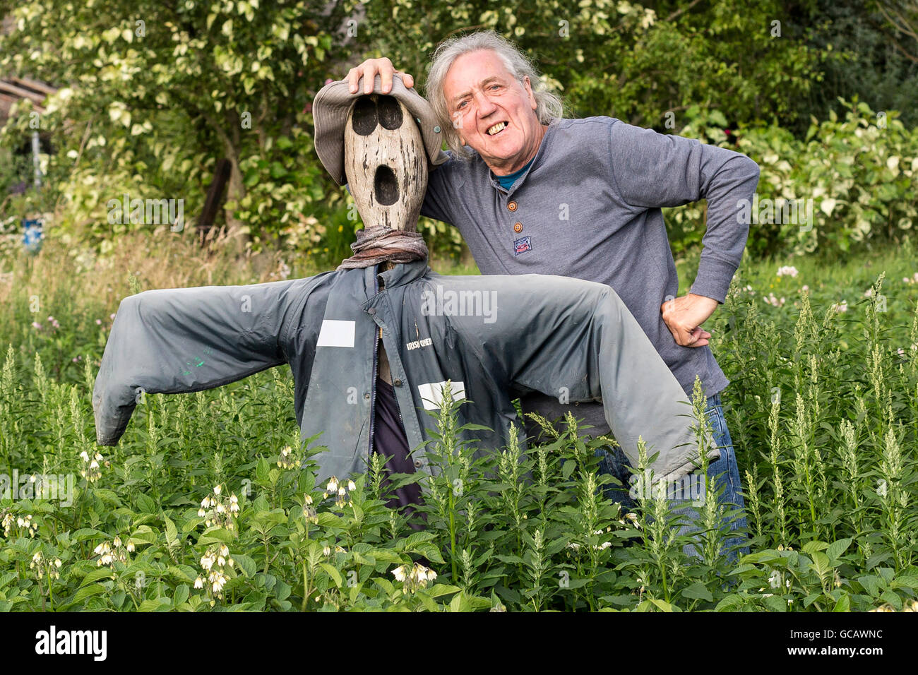 Irish Farmer con lo spaventapasseri Foto Stock