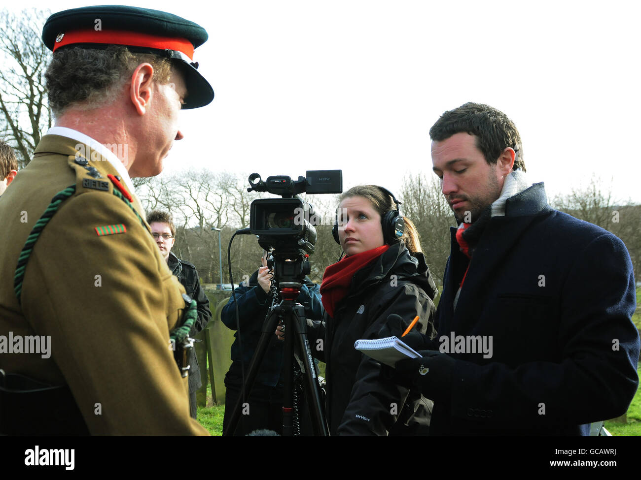 La giornalista video dell'associazione di stampa Lizzie Robinson filma col Ralph Arundell come Hugh McKnight prende copia al funerale del caporale Lee Brownson alla chiesa di St Andrews in Bishop Auckland, Co Durham. Foto Stock