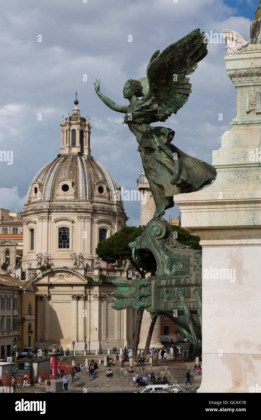 Una veduta della chiesa di Santa Maria di Loreto dal Monumento Vittoriano. Roma, Italia Foto Stock