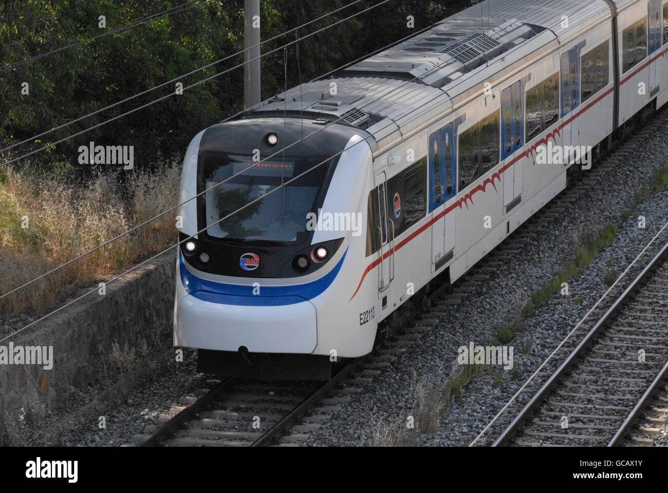 Treno all'Gaziemir stazione ferroviaria Foto Stock