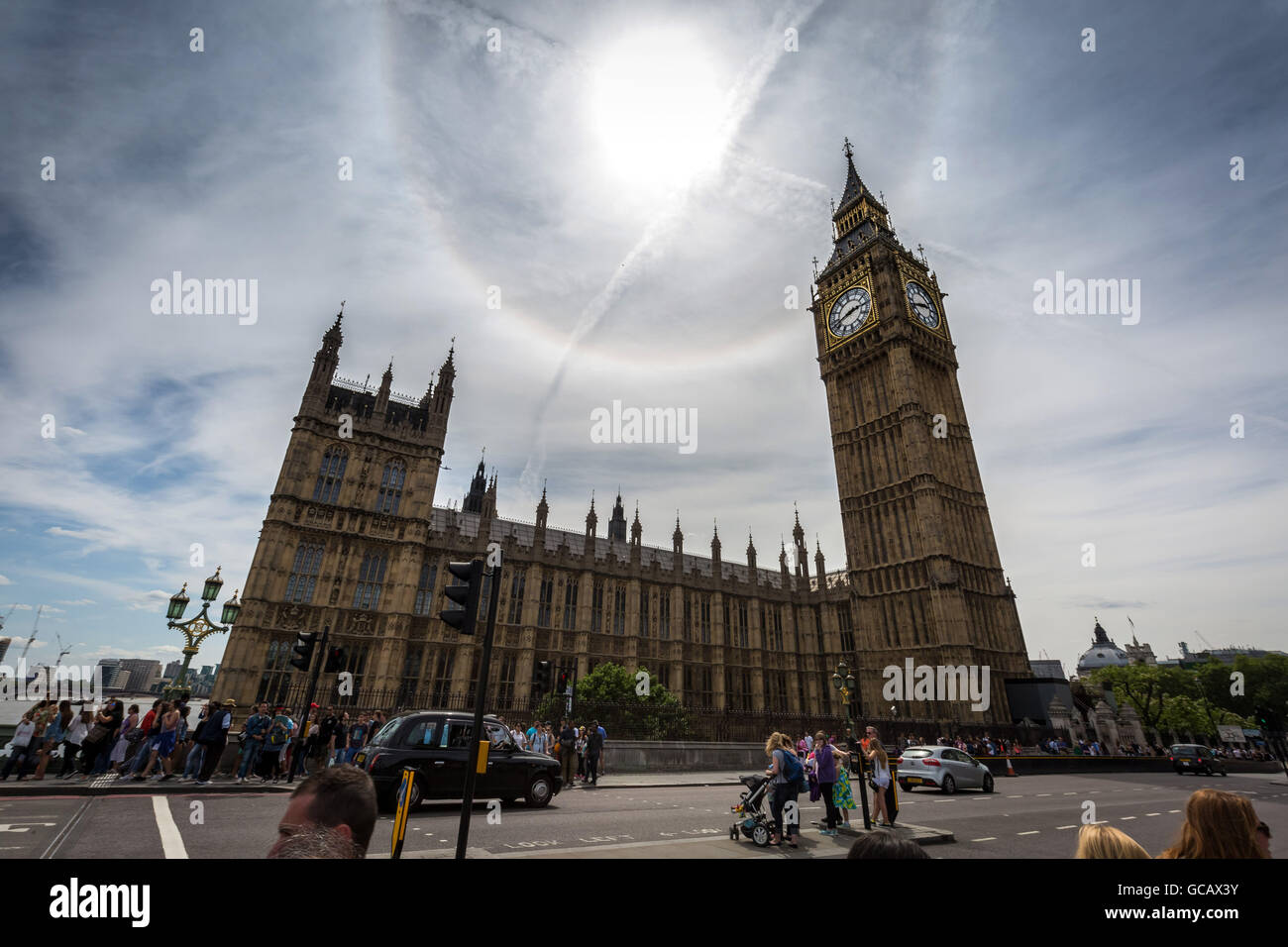 Un alone solare visto sul Westminster's agli edifici del Parlamento e il Big Ben di Londra, Regno Unito. Foto Stock