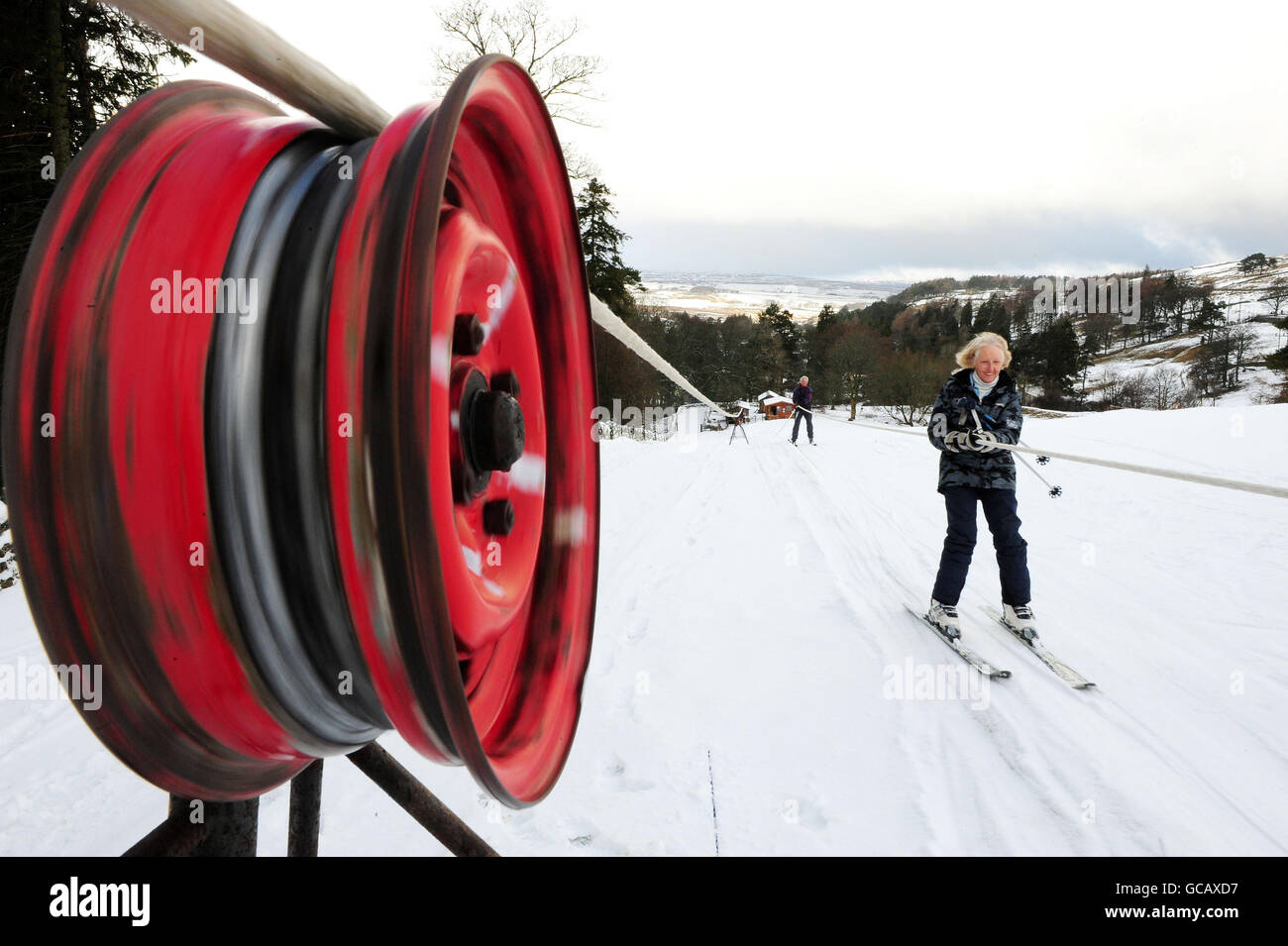 Sciatori in Allenheads, Northumberland, che è stato coperto di neve per la maggior parte dell'inverno. Foto Stock