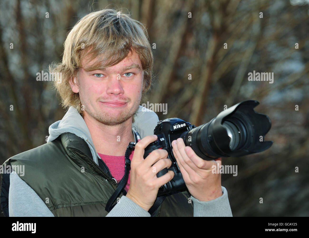 Il fotografo dell'associazione stampa Gareth Copley, che ha vinto la sezione Sport Action del concorso World Press Photo per la sua foto di Inghilterra il battitore Jonathan Trott è scappato durante il quinto test di Ashes al Brit Oval. Foto Stock