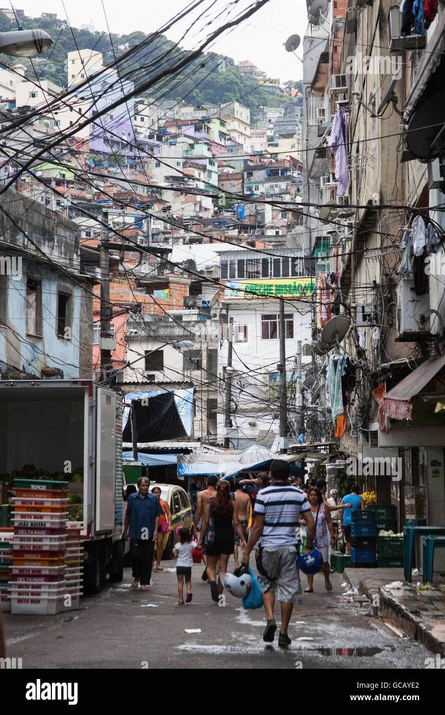 Cavi elettrici nelle favelas; Rocinha, Rio de Janeiro, Brasile Foto Stock