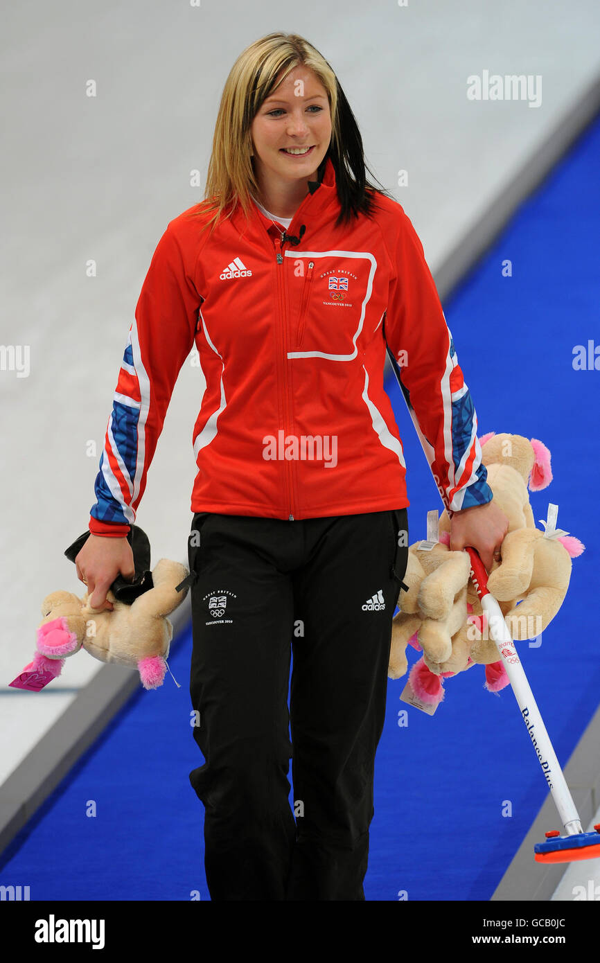 Great Britain skip Eve Muirhead è tutto sorrisi come lei trasporta i giocattoli morbidi gettati dalla folla dopo la sconfitta in Svezia nel curling delle Signore al Vancouver Olimpiadi Center, Vancouver, Canada. Foto Stock
