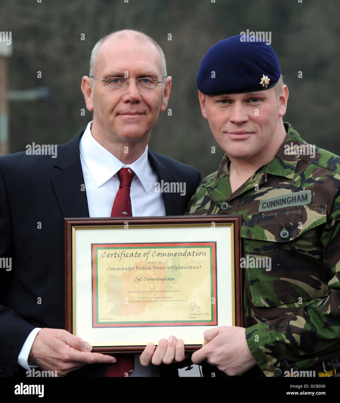 SGT Luke Cunningham della Royal Dragoon Guards con suo padre Phil e il premio per il coraggio che gli viene consegnato dal Principe di Galles durante la sua visita a Catterick Garrison oggi in vista del dispiegamento del Reggimento in Afghanistan il mese prossimo. Il principe è colonnello in capo del reggimento. Foto Stock