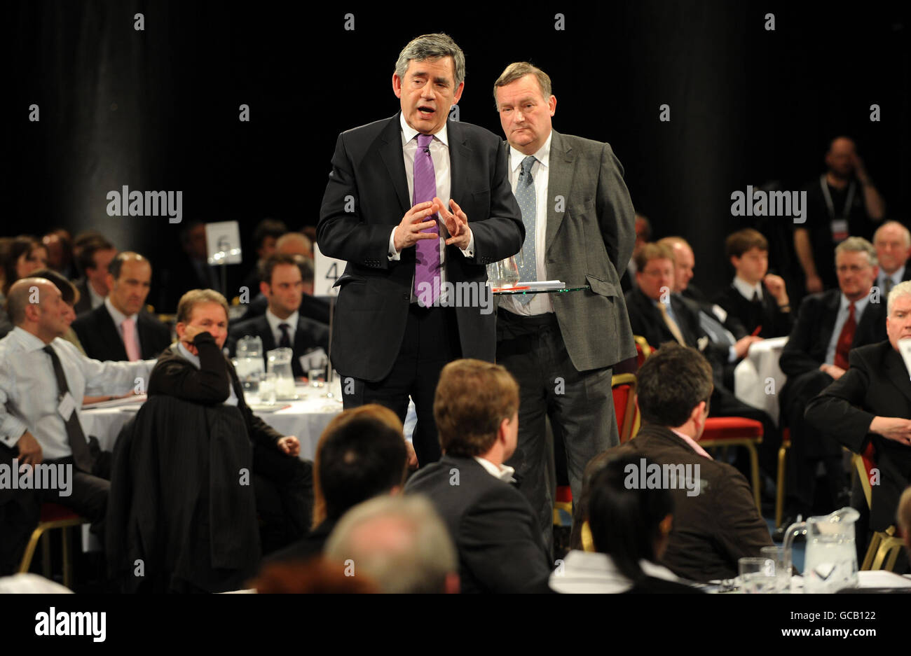 Primo ministro Gordon Brown (centro) con il capo Whip Nick Brown alla scuola Durham Johnston nella contea di Durham. Foto Stock