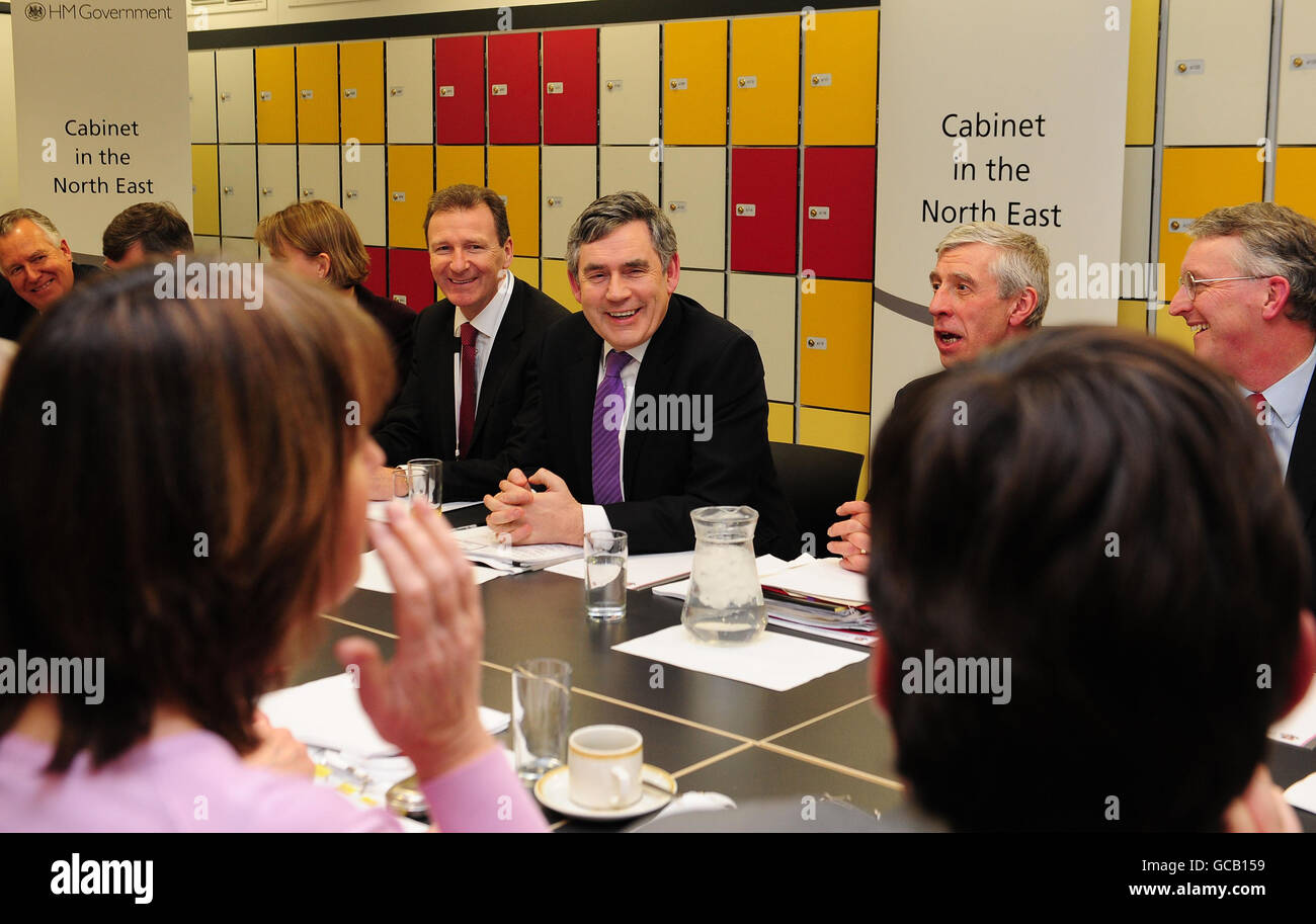 Il primo Ministro Gordon Brown avvia una riunione del gabinetto presso la scuola Durham Johnston nella contea di Durham. Foto Stock