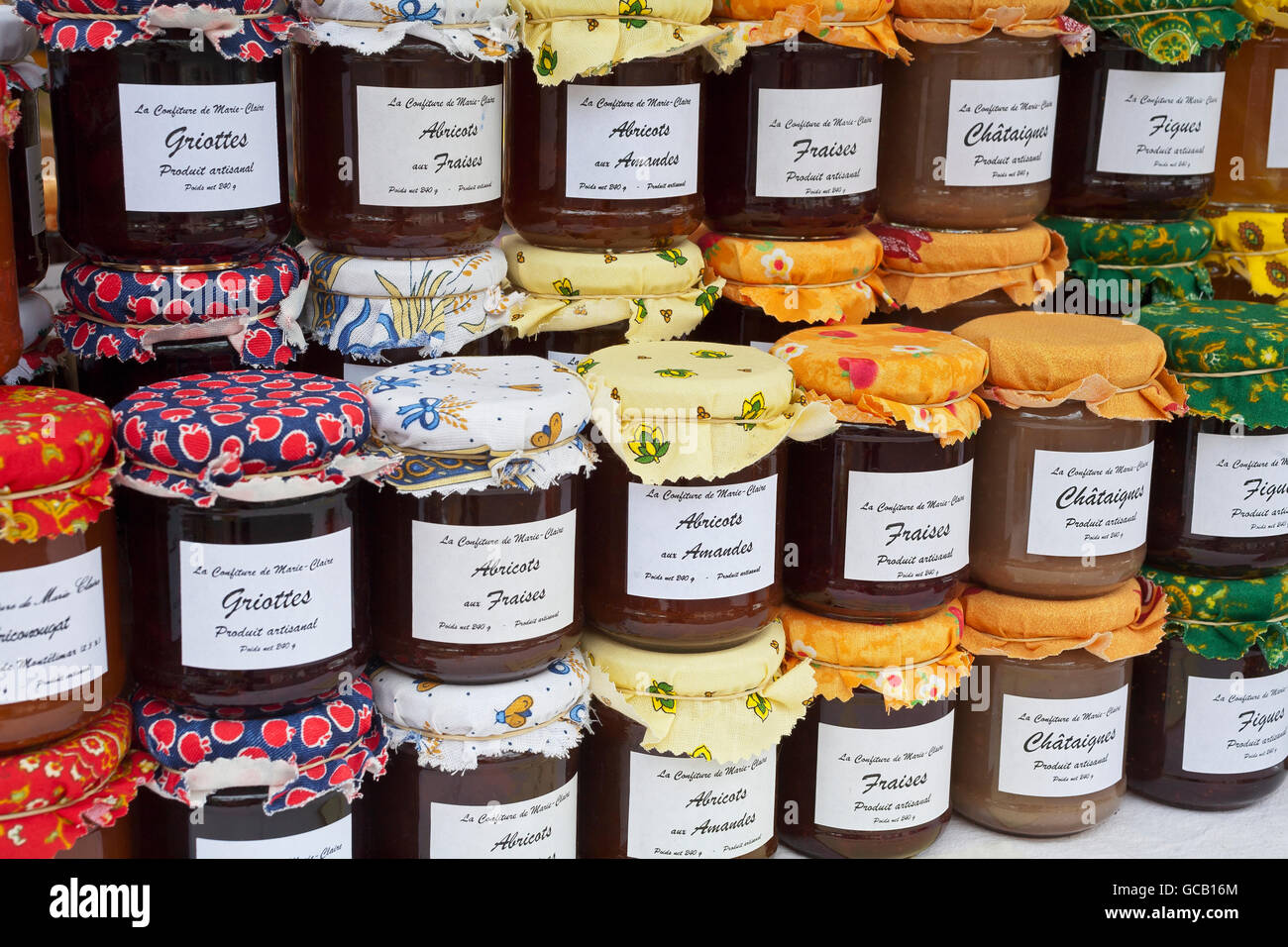 Marmellate artigianali su un mercato; Provence, Francia Foto Stock