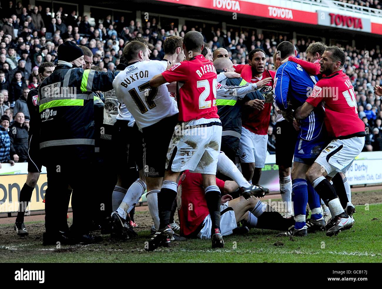 I tentatori si flanno tra Swansea City e Derby County come Swansea Il gorka Pintado della città viene mostrato da un arbitro come cartellino rosso Steve Tanner per un fallo sul Robbie Savage della contea di Derby Foto Stock