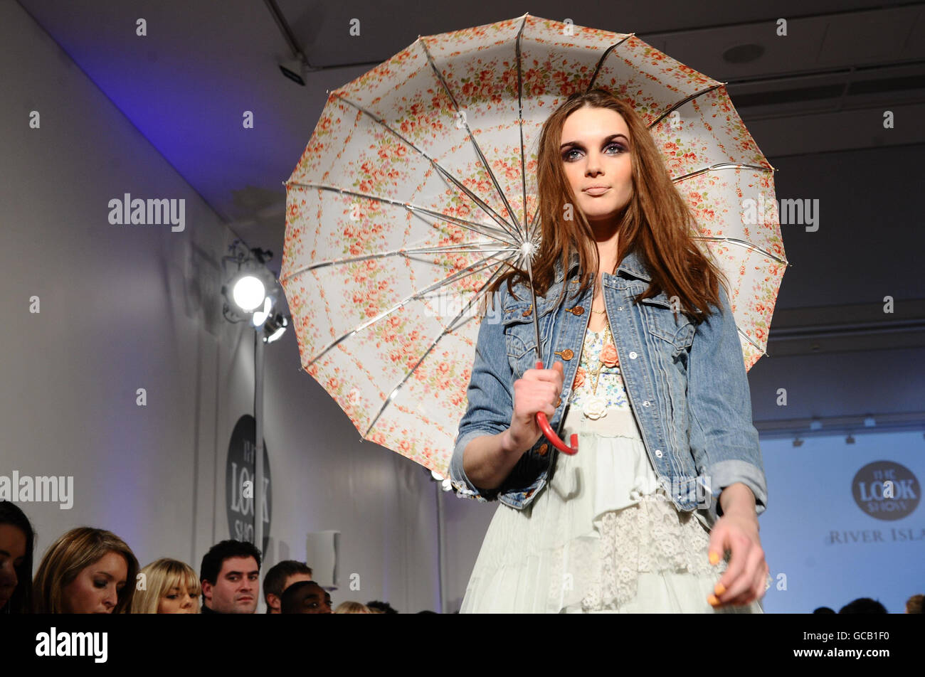 Un modello sulla passerella al look Fashion Show che si tiene alla Saatchi Gallery di Londra. Foto Stock