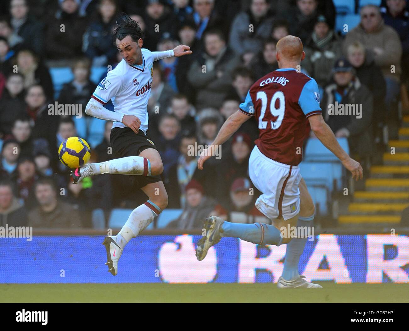 Calcio - Barclays Premier League - Aston Villa / Burnley - Villa Park. Chris Eagles di Burnley controlla la palla come James Collins di Aston Villa Foto Stock