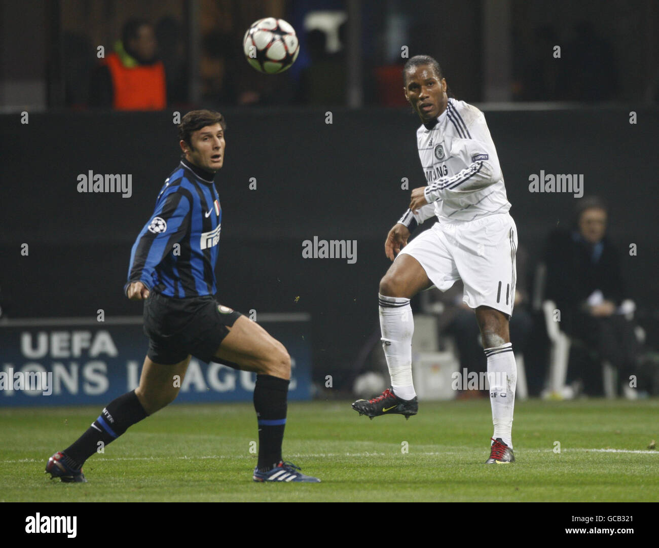 Javier Zanetti di Inter Milan (a sinistra) e Didier Drogba di Chelsea combattono per la palla durante la partita della UEFA Champions League al San Siro, Milano, Italia. Foto Stock