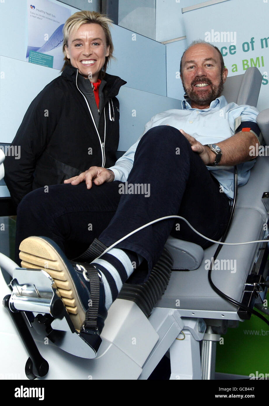 Brian Souter Chief Executive di Stagecoach con Athlete Liz McColgan (a sinistra) a bordo di un nuovo "heart bus sano" a George Square a Glasgow, l'autobus offre check-up gratuiti per il personale addetto alla diligenza. Foto Stock