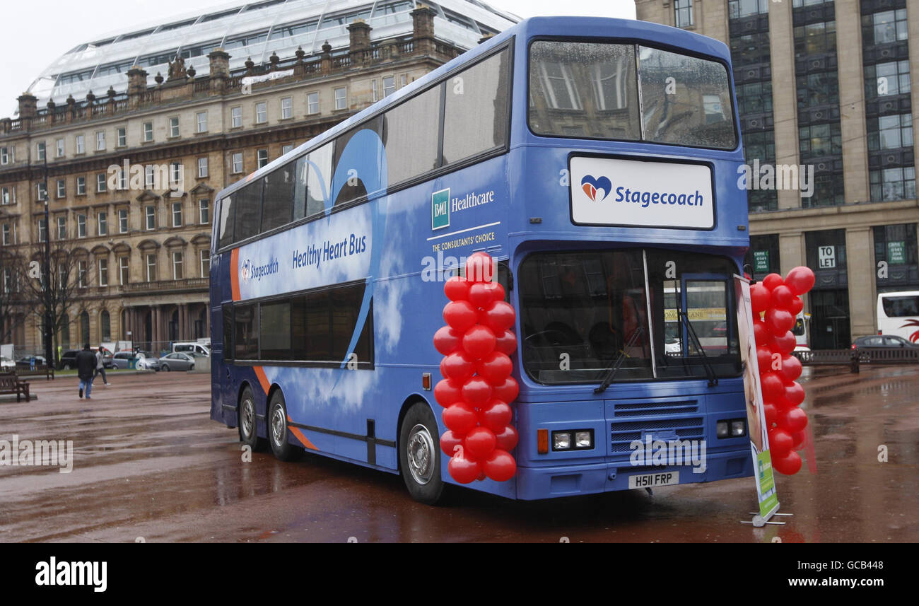 Un nuovo 'healthy Heart Bus' in George Square a Glasgow, l'autobus offre controlli cardiaci gratuiti per il personale delle carrozze. Foto Stock