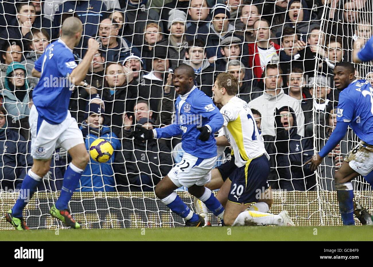 Calcio - Barclays Premier League - Tottenham Hotspur v Everton - White Hart Lane. Ayegbeni Yakubu (centro) di Everton segna il primo obiettivo del gioco del suo lato Foto Stock