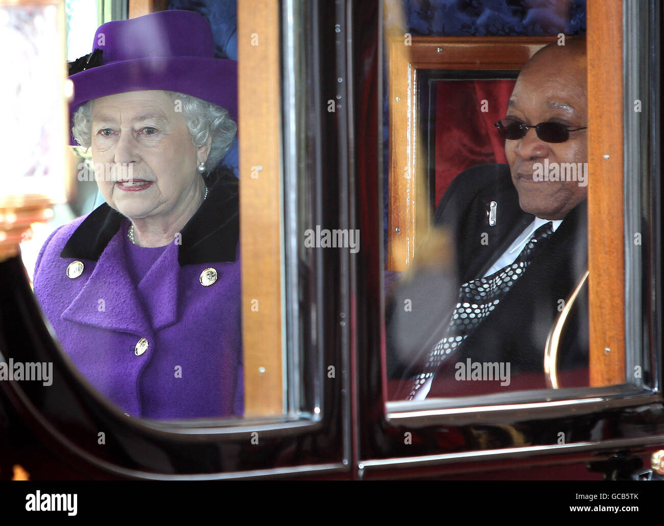 La Regina Elisabetta II della Gran Bretagna e il presidente sudafricano Jacob Zuma viaggiano in carrozza verso Buckingham Palace dopo un'accoglienza cerimoniale alla Horse Guards Parade, Londra, all'inizio della visita di stato di tre giorni del presidente. Foto Stock