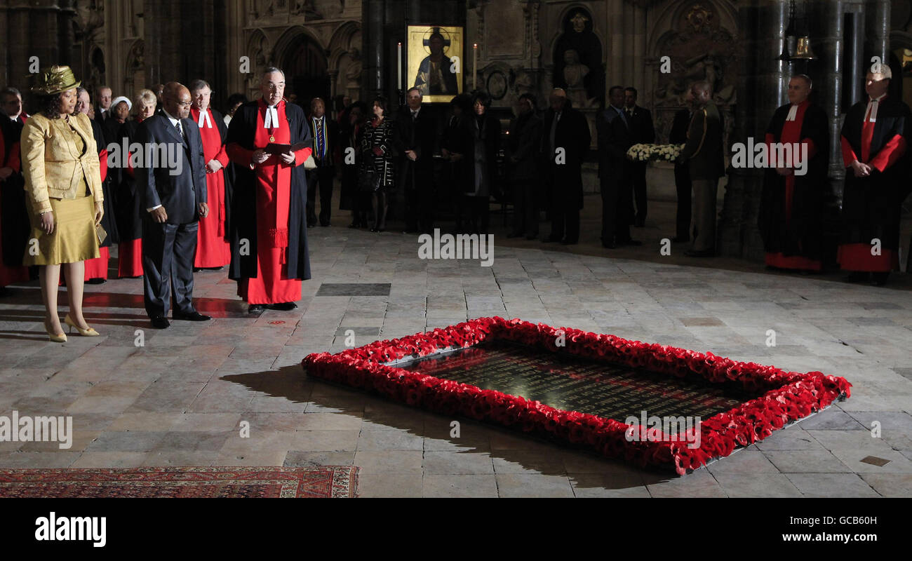 Il presidente sudafricano Jacob Zuma, (al centro) sua moglie, Tobeka Madiba Zuma (a sinistra) e il reverendo John Hall (a destra), il decano dell'abbazia di Westminster durante una cerimonia di deposizione della corona presso la tomba del guerriero sconosciuto, presso l'abbazia di Westminster a Londra, come parte della visita di stato di tre giorni del presidente. Foto Stock