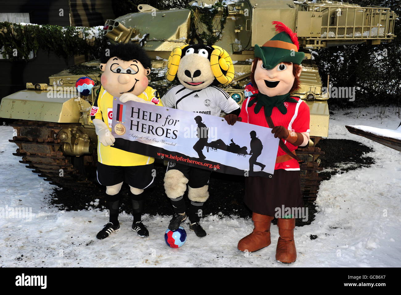 (Da sinistra a destra) Burton Albion mascotte Billy Brewer, Derby County mascotte Rammie e Nottingham Forest mascotte Robin Hood in aiuto per gli eroi carri armati un sacco di giorno Foto Stock