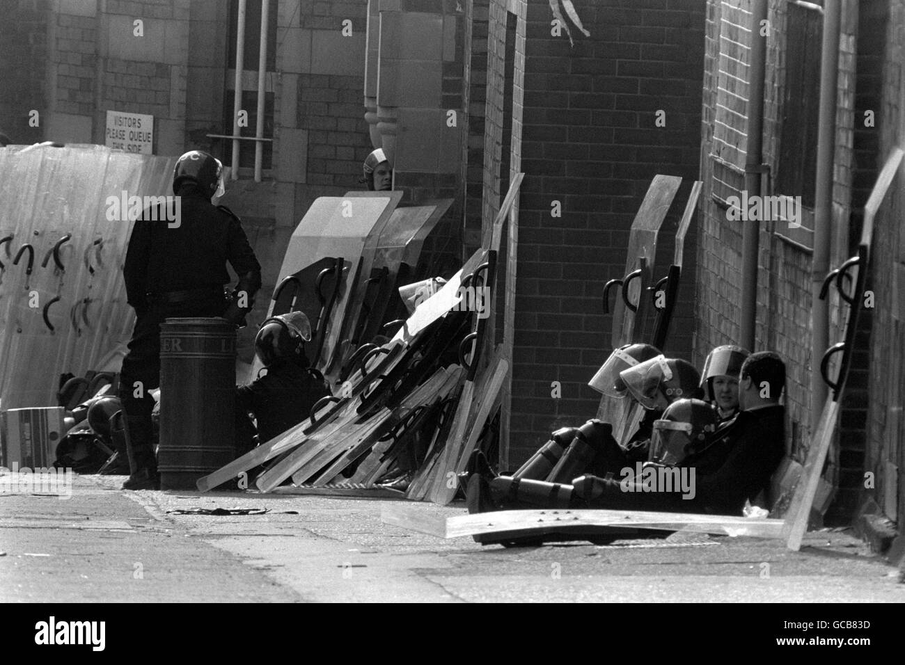 Crimine - Strangeways Prison Riot - Manchester. Polizia di sommosse esausta e mucchi di scudi di sommosse alla prigione di Stranegways, Manchester. Foto Stock