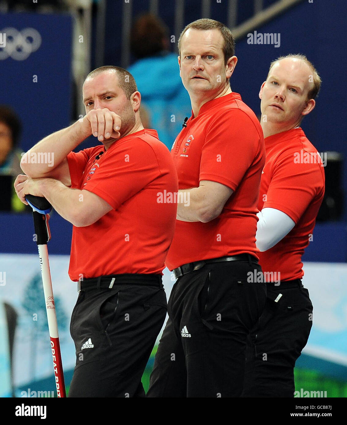 Euan Byers della Gran Bretagna (a sinistra) Pete Smith e Ewan MacDonald (a destra) durante il Mens Curling contro la Svezia durante le Olimpiadi invernali del 2010 al Vancouver Olympic Centre, Vancouver, Canada. Foto Stock
