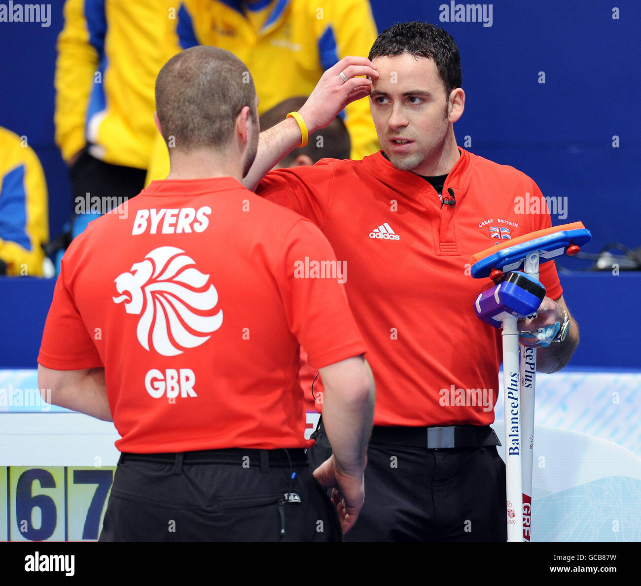 David Murdoch (a destra) e Euan Byers durante il Mens Curling contro la Svezia durante le Olimpiadi invernali del 2010 al Vancouver Olympic Center, Vancouver, Canada. Foto Stock
