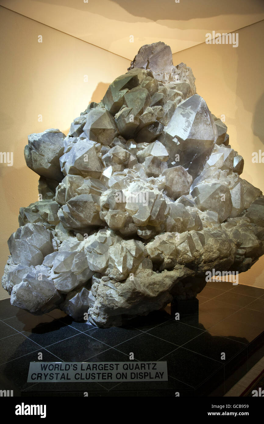 Mondi più grande cristallo di quarzo sul display a Kristall Galerie - Galleria di cristallo di Swakopmund - Namibia Foto Stock