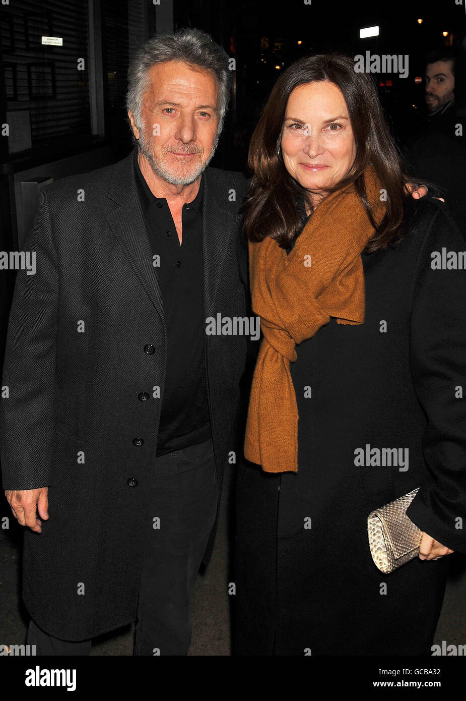 Dustin Hoffman e sua moglie Lisa arrivano per un drink di benvenuto tenuto da Quentin Tarantino, in un club privato a Soho, nel centro di Londra. Foto Stock
