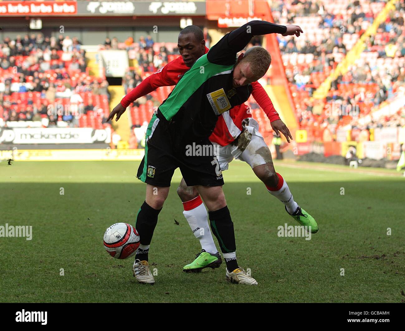 Yeovil Town's Craig Alcock (fronte) e Charlton Athletic's Kyel Reid combatti per la palla Foto Stock