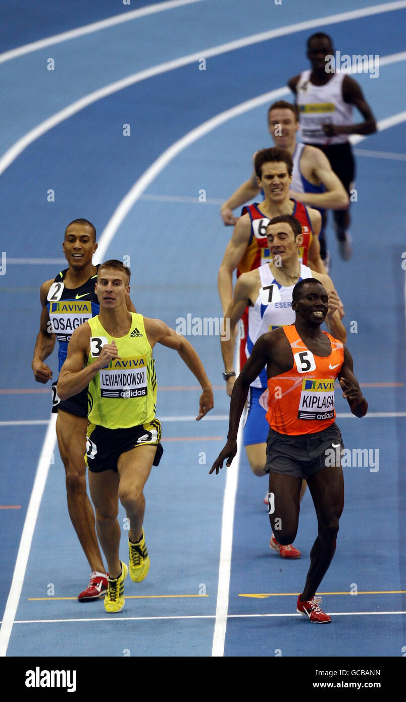 Marcin Lewandowski (a sinistra) sulla sua strada per la vittoria negli uomini 800 metri da Richard Kiplagat (a destra) durante l'Aviva International alla NIA, Birmingham. Foto Stock