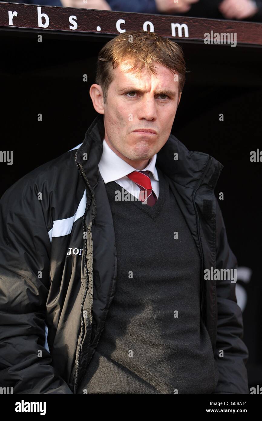 Chartlon Athletic manager Phil Parkinson sulla linea di contatto Foto Stock