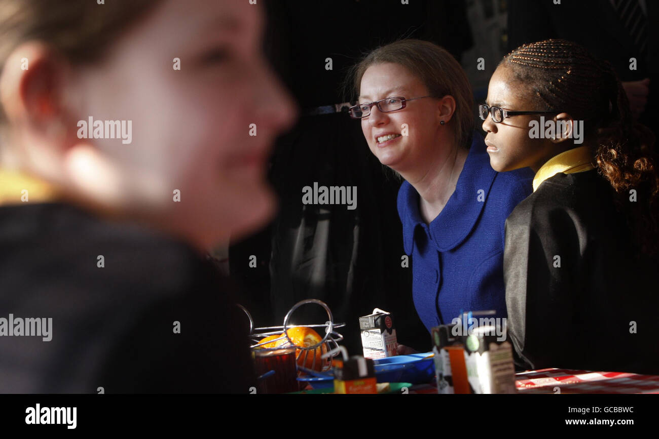 Shona Robison, ministro della sanità pubblica, durante una visita alla St Mark's Primary School di Glasgow per svelare una strategia per affrontare il problema dell'obesità in Scozia. Foto Stock