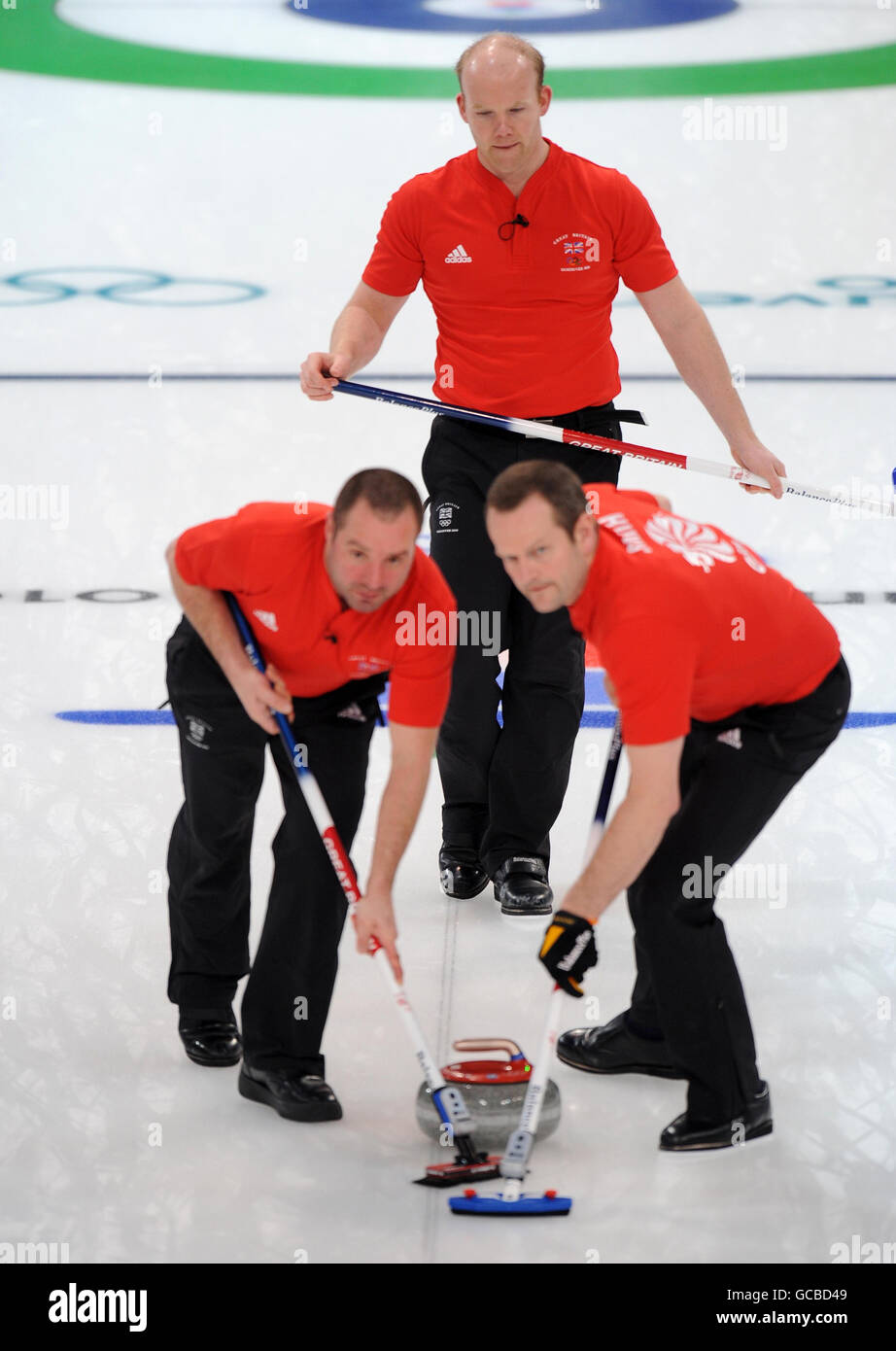 La Gran Bretagna Euan Byers (a sinistra), Ewan MacDonald (al centro) e Pete Smith (a destra) in azione contro la Norvegia durante il Mens Curling nelle Olimpiadi invernali del 2010 al Vancouver Olympic Centre, Vancouver, Canada. Foto Stock
