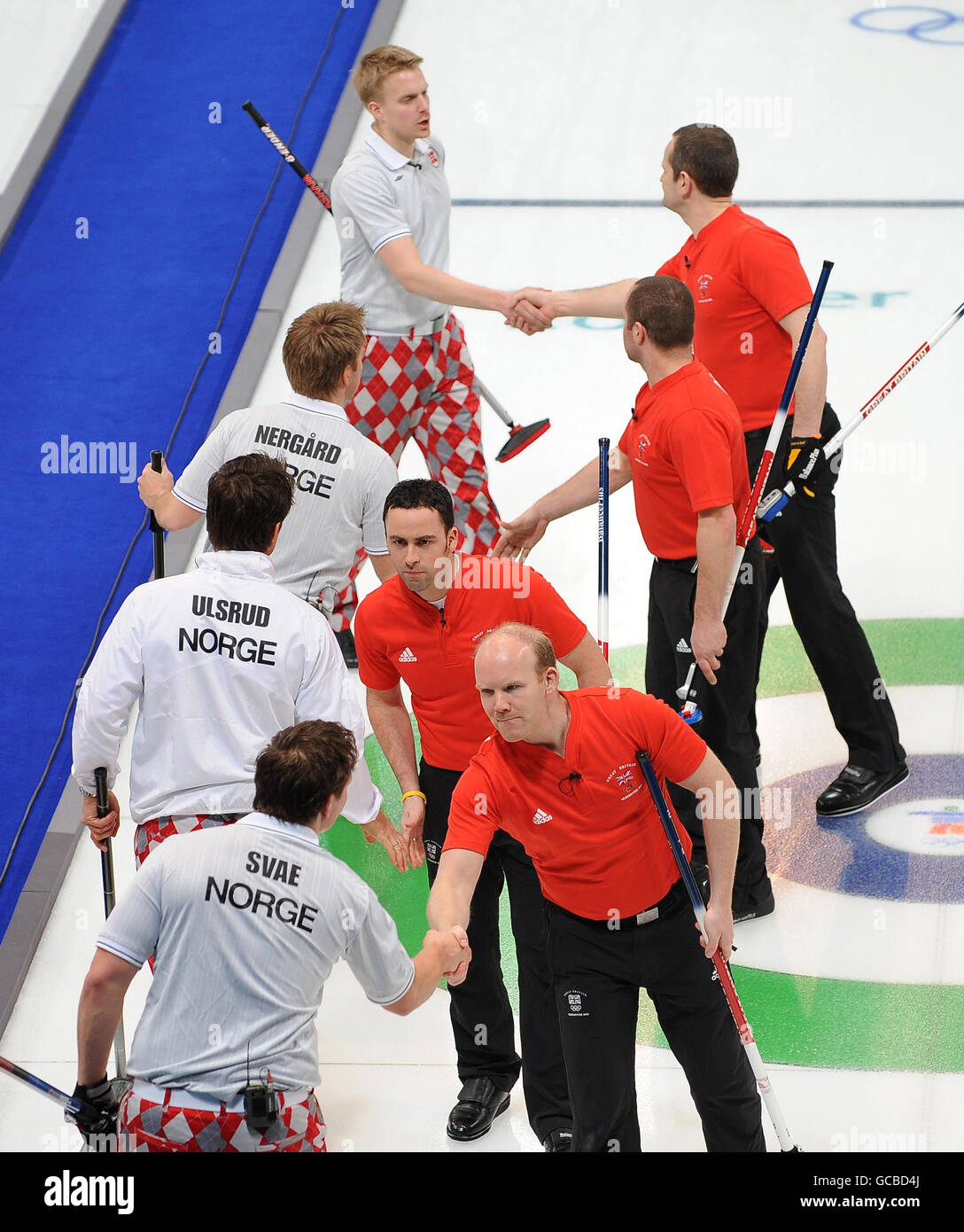 Ewan MacDonald della Gran Bretagna (in basso) David Murdoch (in basso) Euan Byers e Pete Smith (in alto) si congratulano con la vittoriosa squadra norvegese durante il Mens Curling nelle Olimpiadi invernali del 2010 al Vancouver Olympic Center, Vancouver, Canada. Foto Stock