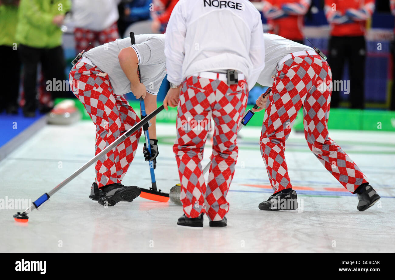 La squadra norvegese Mens Curling con i loro pantaloni colorati Foto Stock