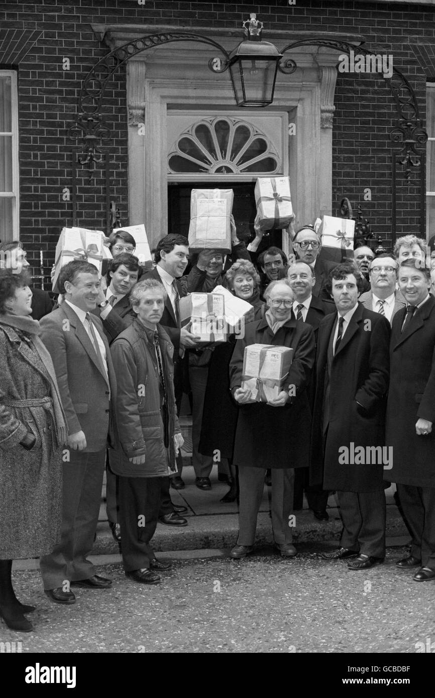 David Steel, l'MP per Tweeddale, Ettrick e Lauderdale (estrema destra) si unisce ai manifestanti della Scottish poll Tax al 10 Downing Street di Londra quando hanno consegnato una petizione firmata nel 300,000. Altri membri della foto sono Alex Salmon (a sinistra, indietro), Gordon Brown (7° a sinistra) e Donald Dewar (occhiali). Foto Stock