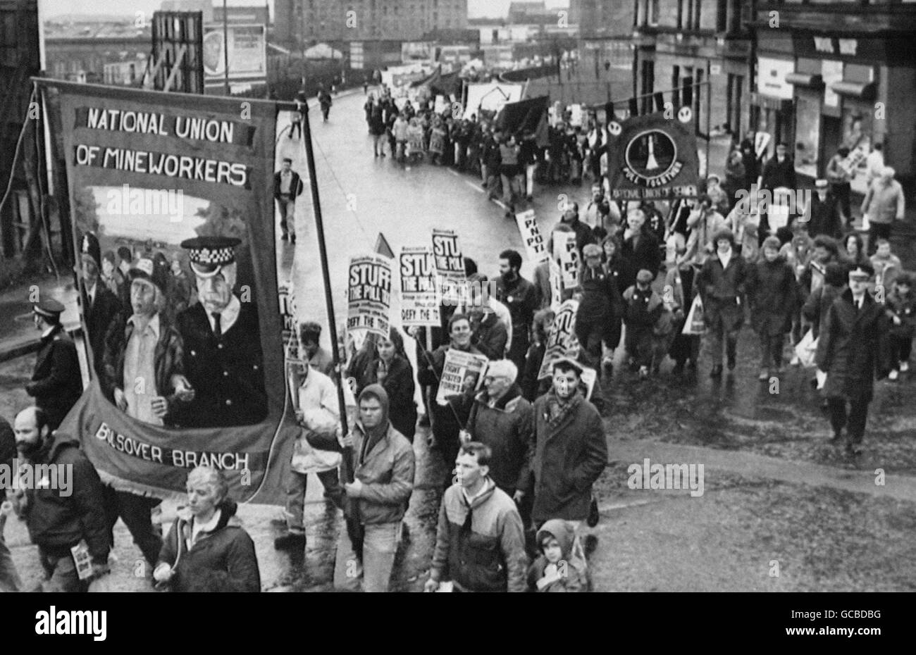 I dimostranti anti anti anti anti anti anti-Polll Tax attraversano Glasgow, in una protesta di massa contro l'accusa del governo. Foto Stock