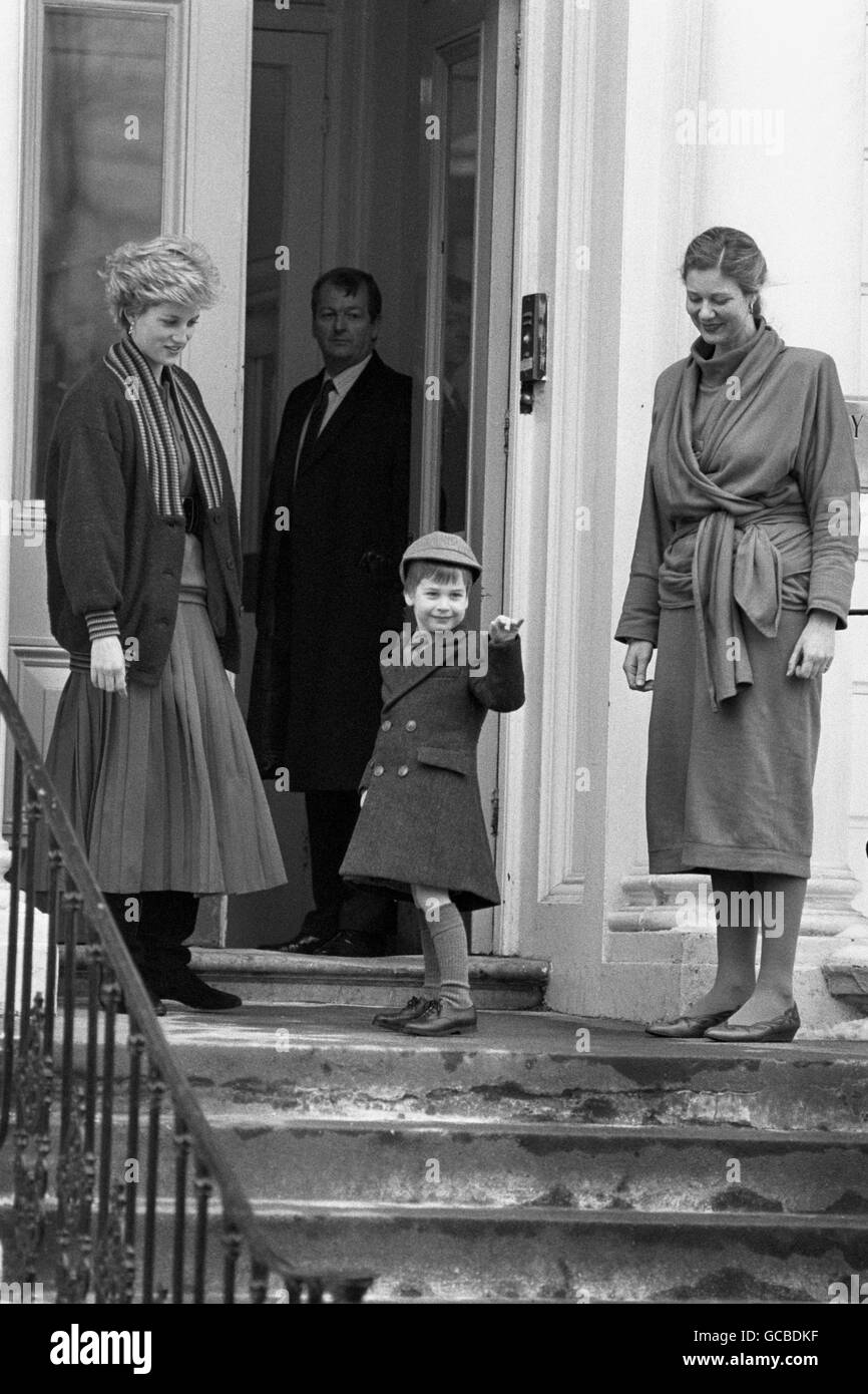 Il principe William, di quattro anni, si fa ondeggiare agli spettatori prima del suo primo giorno alla Wetherby School di Notting Hill Gate, Londra. È guardato da sua madre la principessa del Galles e dalla direttrice Frederika Blair Turner. Foto Stock