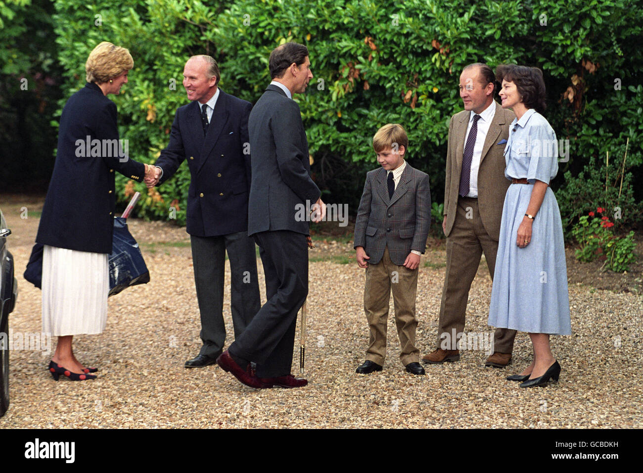 Il principe William è accolto nella Ludgrove Preparatory School vicino a Wokingham, Berkshire dal direttore generale congiunto Nichol Marston e Janet Barber, moglie dell'altro direttore generale, Gerald Barber. Foto Stock