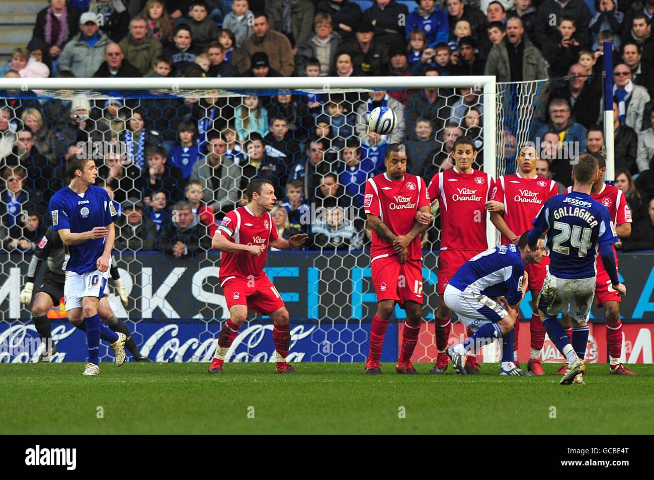 Calcio - Coca-Cola Football League Championship - Leicester City / Nottingham Forest - The Walkers Stadium. Paul Gallagher di Leicester City (a destra) segna il secondo gol da un calcio libero Foto Stock