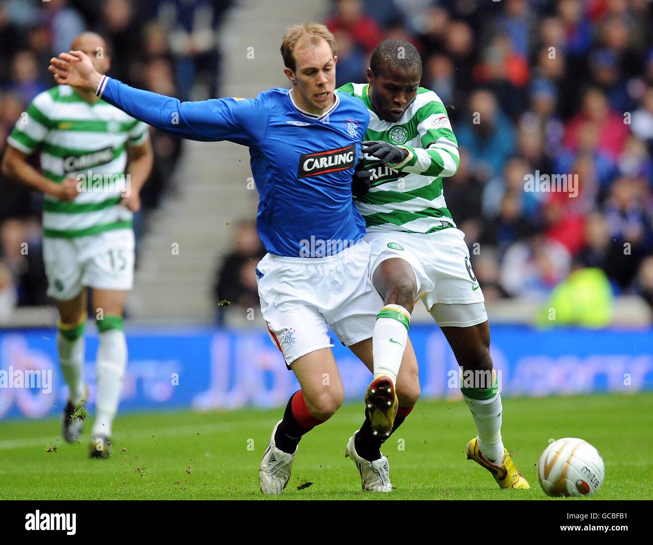 Rangers Steven Whittaker e Landry Nguemo di Celtic combattono per la palla durante la partita della Clydesdale Bank Premier League all'Ibrox Stadium di Glasgow. Foto Stock