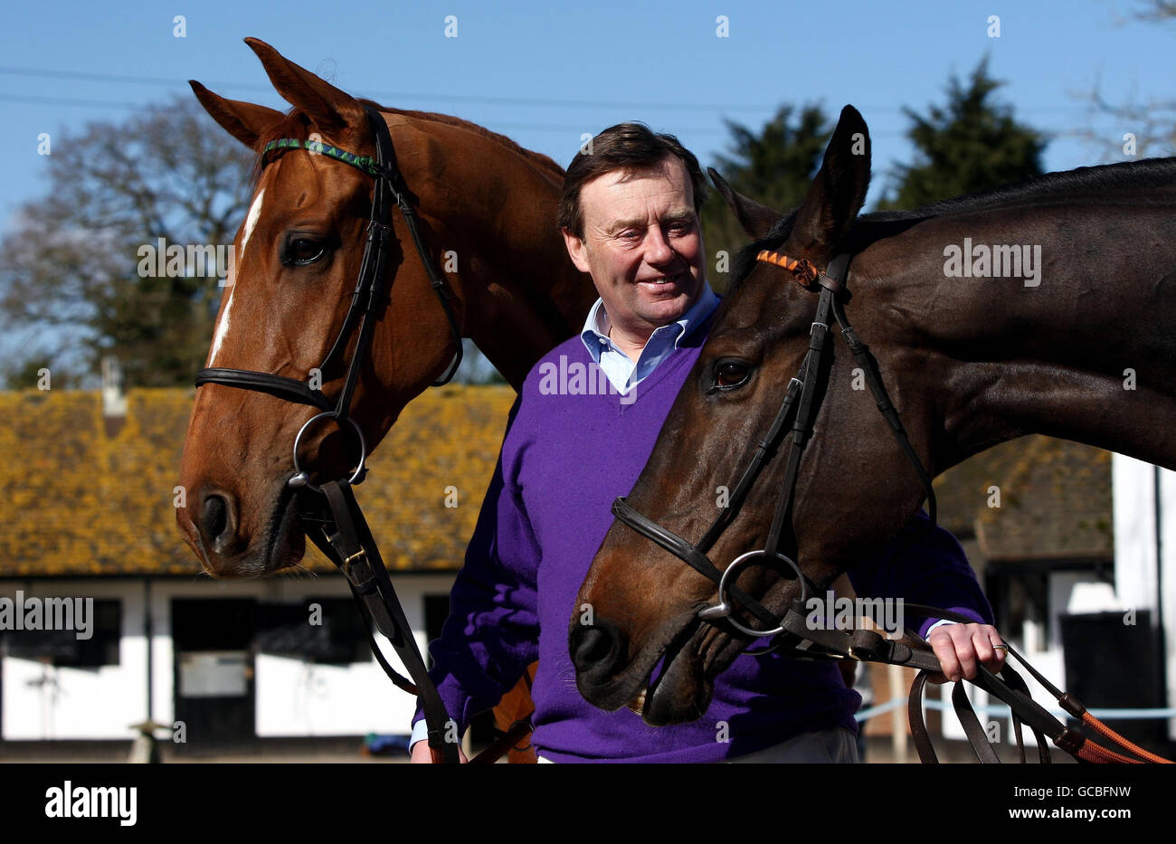 Allenatore Nicky Henderson con Punchestown (a sinistra) e Long Run (a destra) durante la visita stabile a Seven Barrows, Hungerford, Berkshire. Foto Stock