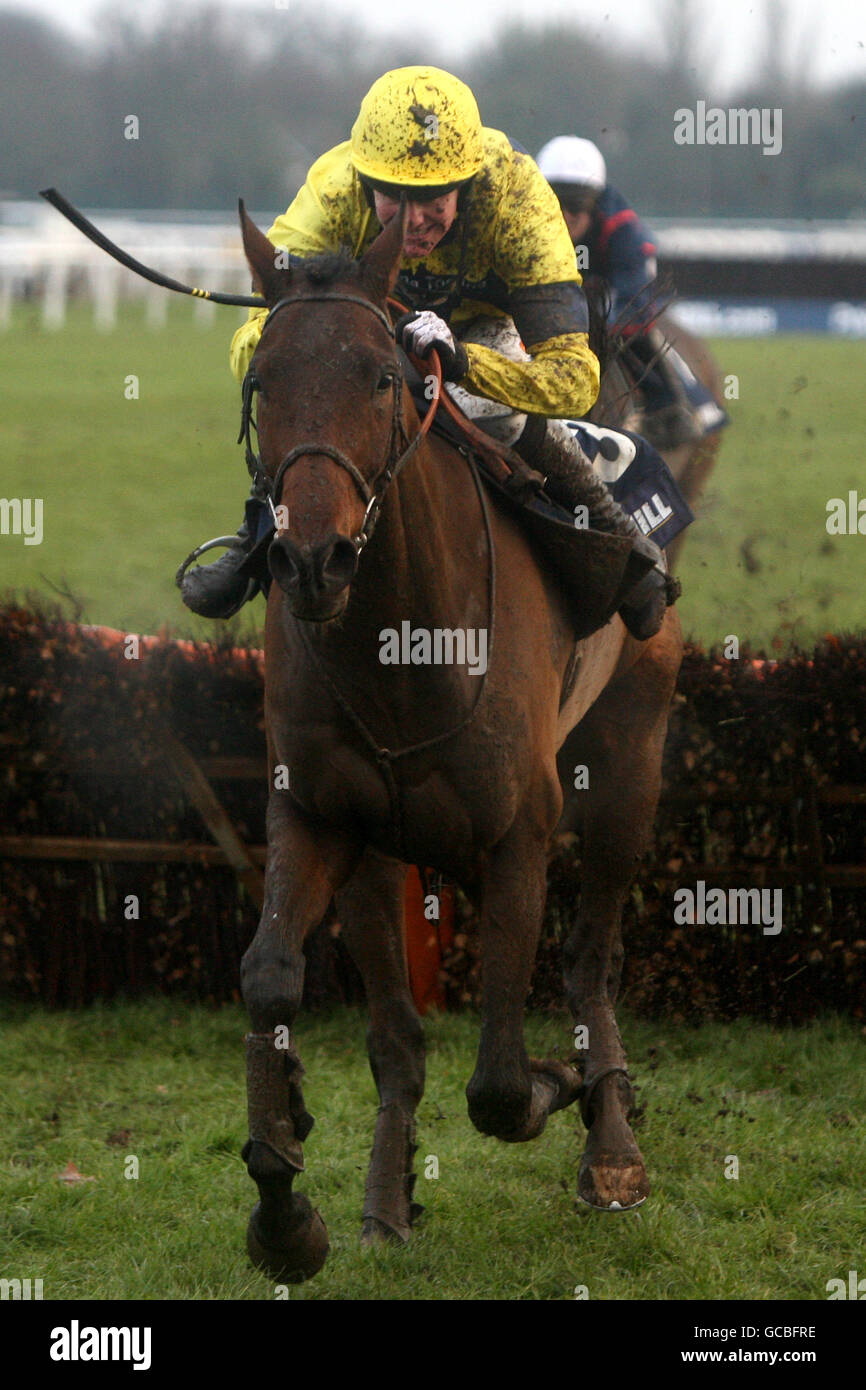 Micheal flips guidato da Jockey Nick Schofield in azione durante Il williamhill.com Lanzarote handicap ostacolo Foto Stock