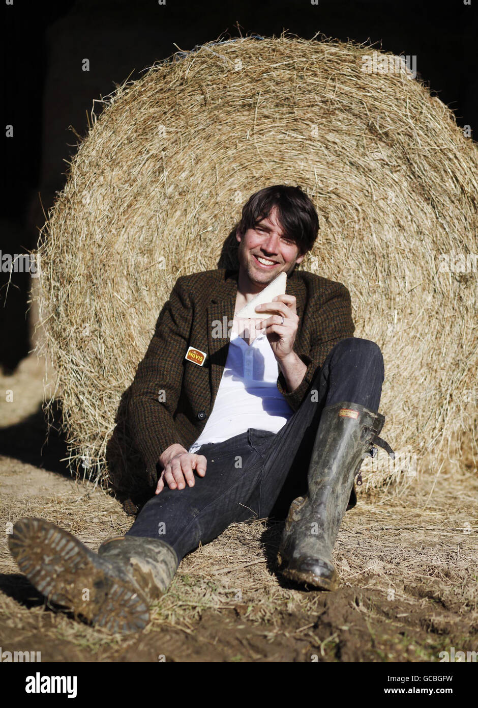 Alex James, azienda agricola che si è trasformata in bassista, sostiene la mossa di Hovis di utilizzare il 100% di grano britannico lanciando la sua iniziativa "dice of Farm Life" nella sua azienda agricola a Kingham, Oxfordshire. Foto Stock