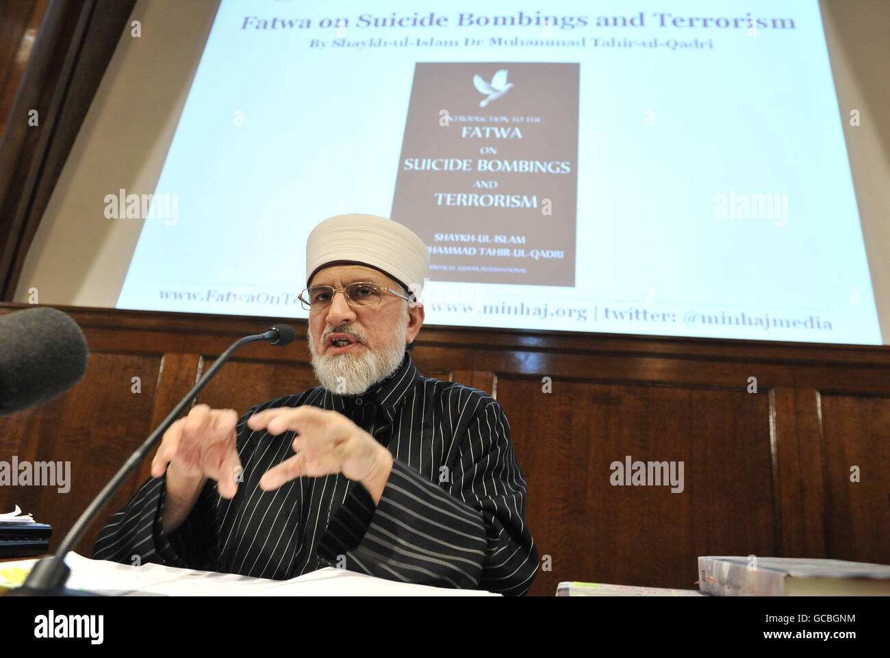 Il principale studioso musulmano, il dottor Muhammad Tahir-ul-Qadri, fondatore del movimento globale Minhaj-ul-Quran International (MQI), lancia una fatwa - o sentenza religiosa islamica - che condanna gli attentati suicidi e le atrocità terroristiche insieme ai loro autori, in una passeggiata sulla gabbia degli uccelli a Londra. Foto Stock