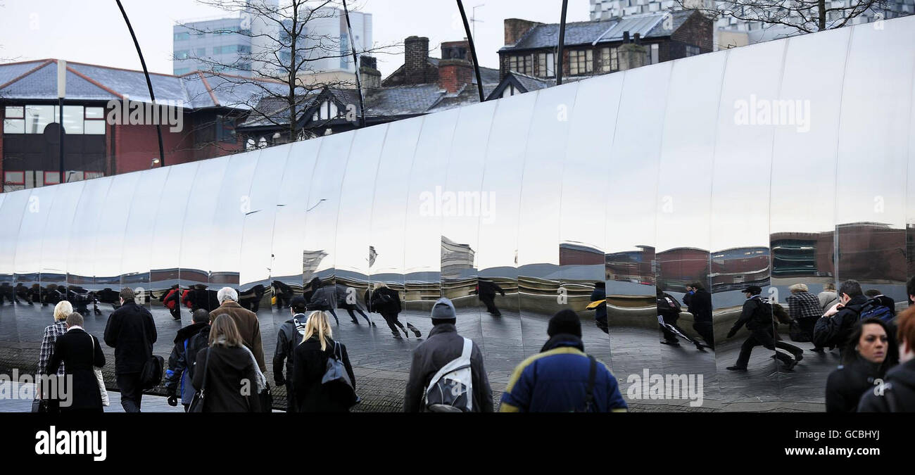 Sheffield, la città dell'acciaio, riflette il suo famoso titolo di 'Cutting Edge', una scultura lunga 81 metri realizzata in acciaio inossidabile lucidato a specchio, eretta in Piazza Sheaf come parte della riqualificazione del centro della città. Foto Stock